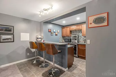 Kitchen - 861 Eaglesknoll Ct, Cincinnati, OH 45230 photo 6 of 6