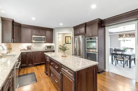 Kitchen - 861 Eaglesknoll Ct, Cincinnati, OH 45230 photo 4 of 6
