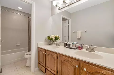 Bath - 861 Eaglesknoll Ct, Cincinnati, OH 45230 photo 5 of 6