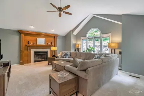 Living - 861 Eaglesknoll Ct, Cincinnati, OH 45230 photo 2 of 4