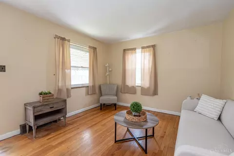 Living - 736 Maple Dr, Reading, OH 45215 photo 4 of 6