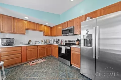 Kitchen - 717 Bradbury Rd, Cincinnati, OH 45245 photo 2 of 3