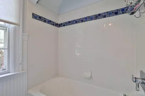 Bath - 930 Edwards Rd, Cincinnati, OH 45208 photo 4 of 5