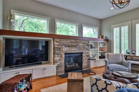 Living - 930 Edwards Rd, Cincinnati, OH 45208 photo 9 of 10