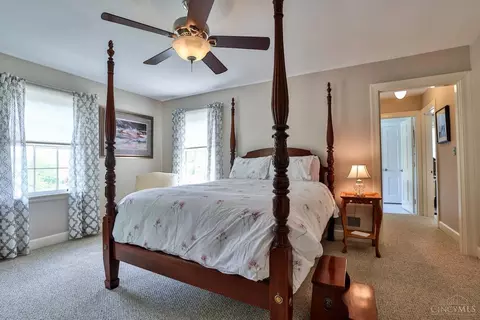 Bedroom - 930 Edwards Rd, Cincinnati, OH 45208 photo 4 of 5