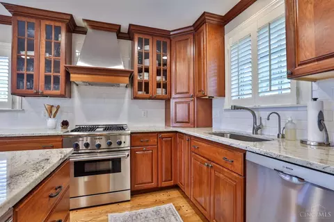 Kitchen - 930 Edwards Rd, Cincinnati, OH 45208 photo 4 of 5