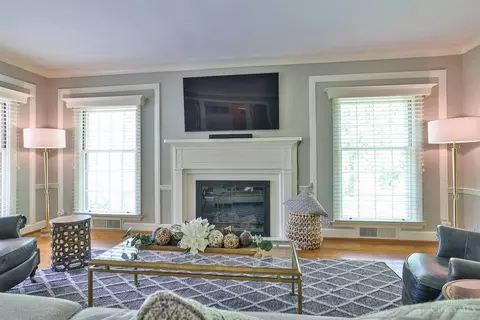 Living - 930 Edwards Rd, Cincinnati, OH 45208 photo 5 of 10