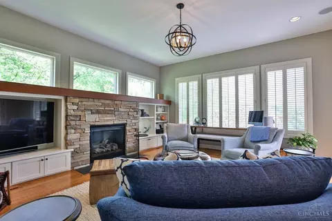 Living - 930 Edwards Rd, Cincinnati, OH 45208 photo 6 of 10