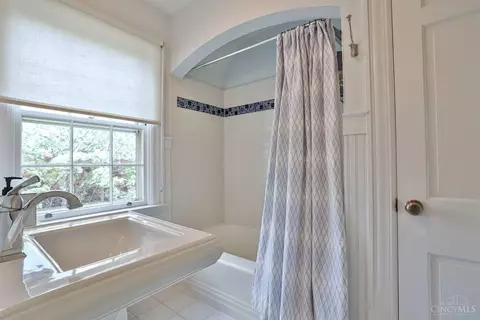 Bath - 930 Edwards Rd, Cincinnati, OH 45208 photo 3 of 5