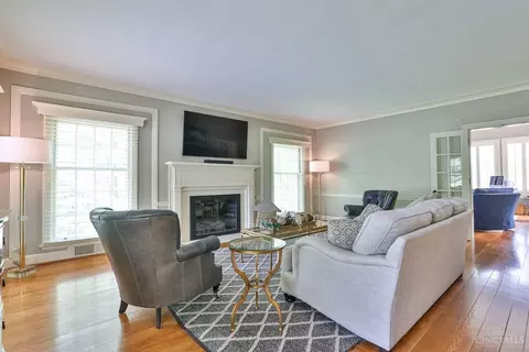 Living - 930 Edwards Rd, Cincinnati, OH 45208 photo 4 of 10