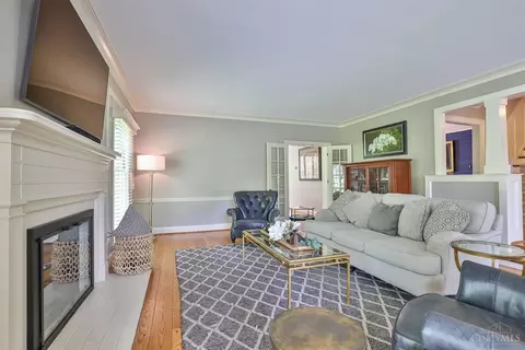 Living - 930 Edwards Rd, Cincinnati, OH 45208 photo 3 of 10