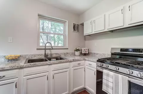 Kitchen - 3428 Gerold Dr, Cincinnati, OH 45238 photo 2 of 3