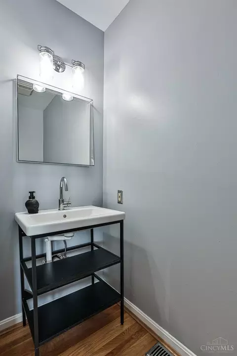 Bath - 935 Monastery St #A, Cincinnati, OH 45202 photo 3 of 4