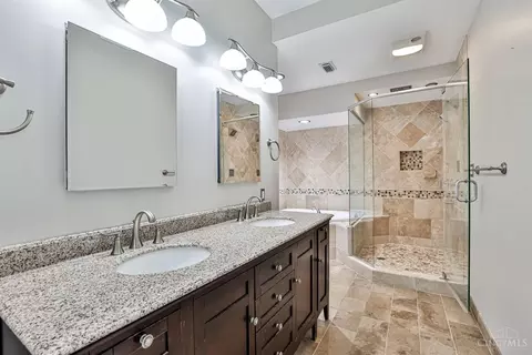 Bath - 935 Monastery St #A, Cincinnati, OH 45202 photo 1 of 4