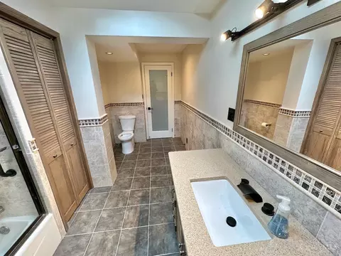 Bath - 7877 State Rd, Cincinnati, OH 45255 photo 3 of 7