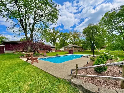 Exterior - 7877 State Rd, Cincinnati, OH 45255 photo 7 of 14