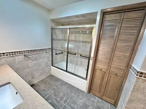 Bath - 7877 State Rd, Cincinnati, OH 45255 photo 5 of 7