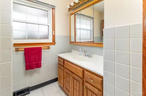 Bath - 934 Locust Corner Rd, Cincinnati, OH 45245 photo 2 of 3