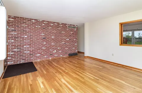 Living - 934 Locust Corner Rd, Cincinnati, OH 45245 photo 2 of 3