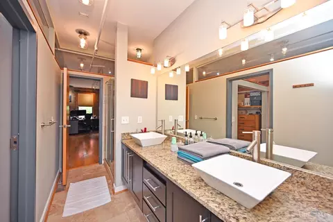Bath - 1306 Main St #3, Cincinnati, OH 45202 photo 2 of 3