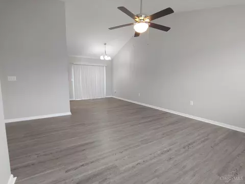 Living - 964 Golfview Dr, Hamilton, OH 45013 photo 2 of 4