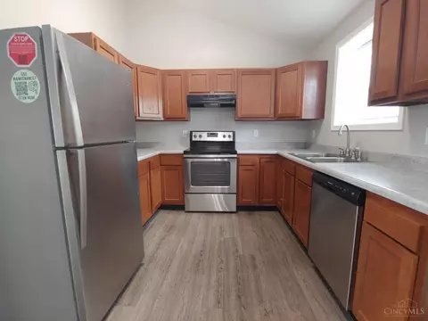 Kitchen - 964 Golfview Dr, Hamilton, OH 45013 photo 3 of 4