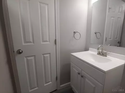 Bath - 964 Golfview Dr, Hamilton, OH 45013 photo 3 of 4