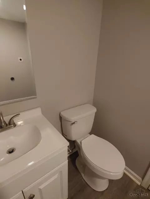Bath - 964 Golfview Dr, Hamilton, OH 45013 photo 4 of 4