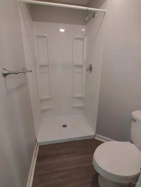Bath - 964 Golfview Dr, Hamilton, OH 45013 photo 2 of 4