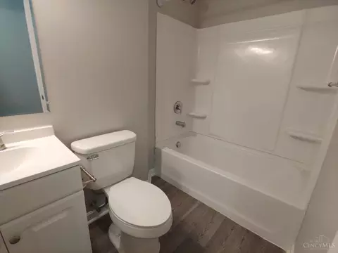 Bath - 964 Golfview Dr, Hamilton, OH 45013 photo 1 of 4