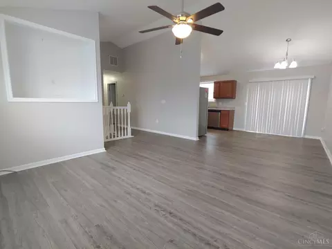 Living - 964 Golfview Dr, Hamilton, OH 45013 photo 3 of 4