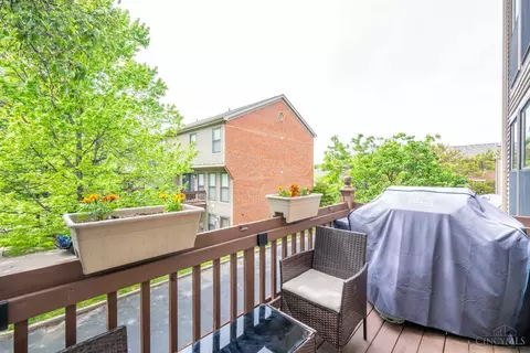 Exterior - 1009 John St, Cincinnati, OH 45203 photo 5 of 8