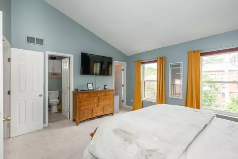 Bedroom - 1009 John St, Cincinnati, OH 45203 photo 2 of 4