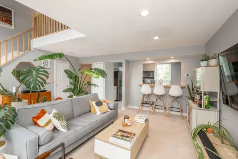 Living - 1009 John St, Cincinnati, OH 45203 photo 4 of 5
