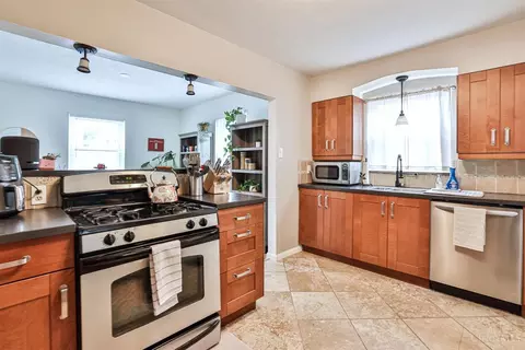 Kitchen - 4530 Camberwell Rd, Cincinnati, OH 45209 photo 2 of 2