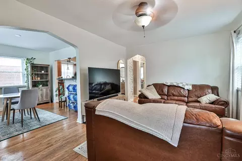 Living - 4530 Camberwell Rd, Cincinnati, OH 45209 photo 2 of 2