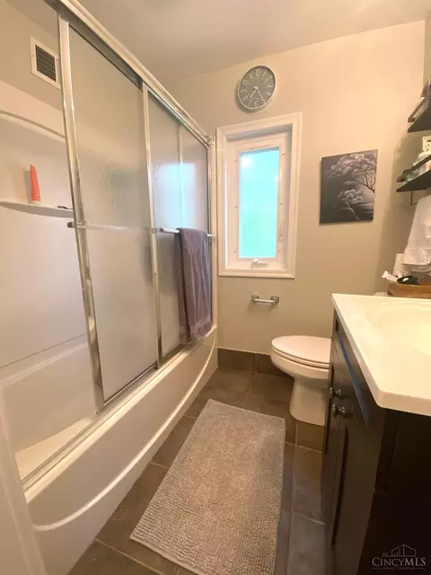 Bath - 8633 Melody Ln, Cincinnati, OH 45231 photo 2 of 3
