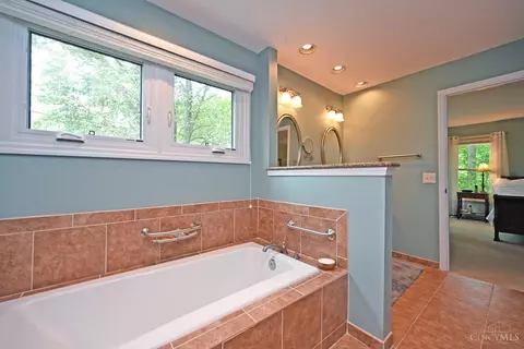 Bath - 7933 Bar Harbor Dr, Cincinnati, OH 45255 photo 3 of 5