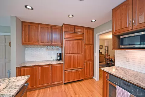 Kitchen - 7933 Bar Harbor Dr, Cincinnati, OH 45255 photo 3 of 4
