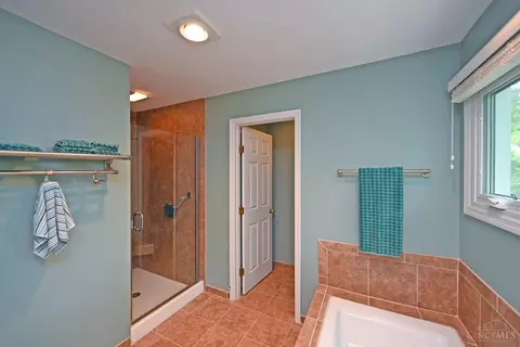 Bath - 7933 Bar Harbor Dr, Cincinnati, OH 45255 photo 2 of 5