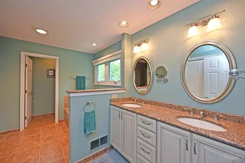 Bath - 7933 Bar Harbor Dr, Cincinnati, OH 45255 photo 4 of 5