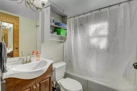 Bath - 6 Drummond St, Greenhills, OH 45218 photo 1 of 2