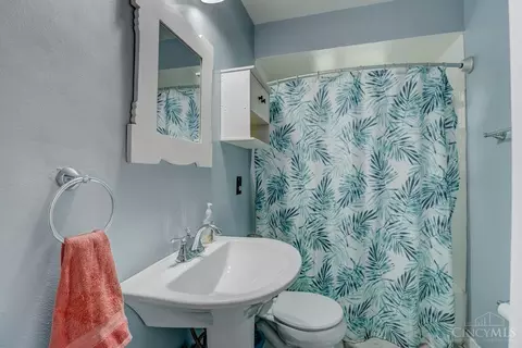Bath - 6 Drummond St, Greenhills, OH 45218 photo 2 of 2