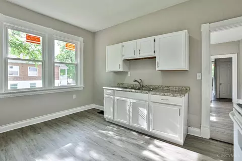 1758 Brewster, Cincinnati, OH 45207 photo 32