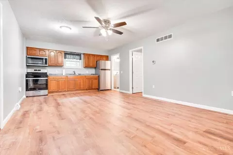 Living - 799 Danny Dr, Cincinnati, OH 45245 photo 4 of 5