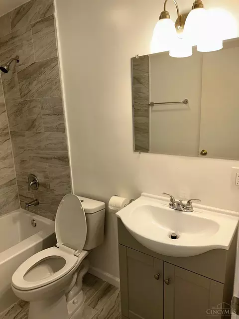 Bath - 9179 Neil Dr, Cincinnati, OH 45231 photo 2 of 2