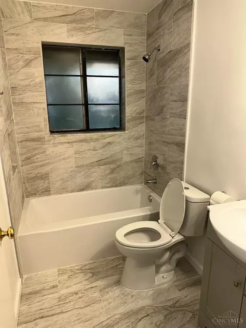 Bath - 9179 Neil Dr, Cincinnati, OH 45231 photo 1 of 2