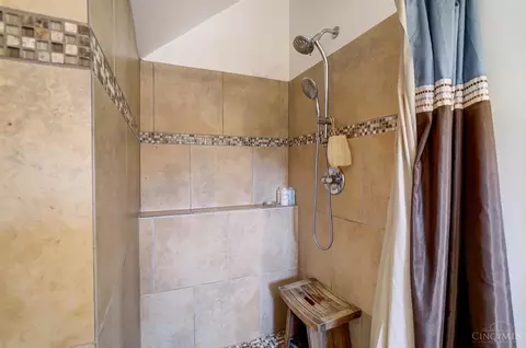 Bath - 328 Mcgregor Ave, Cincinnati, OH 45219 photo 3 of 3