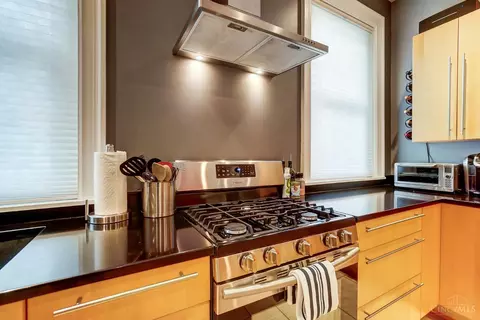 Kitchen - 328 Mcgregor Ave, Cincinnati, OH 45219 photo 5 of 8
