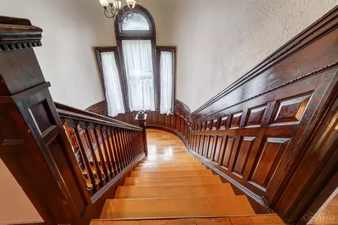 Entry Way - 328 Mcgregor Ave, Cincinnati, OH 45219 photo 10 of 15